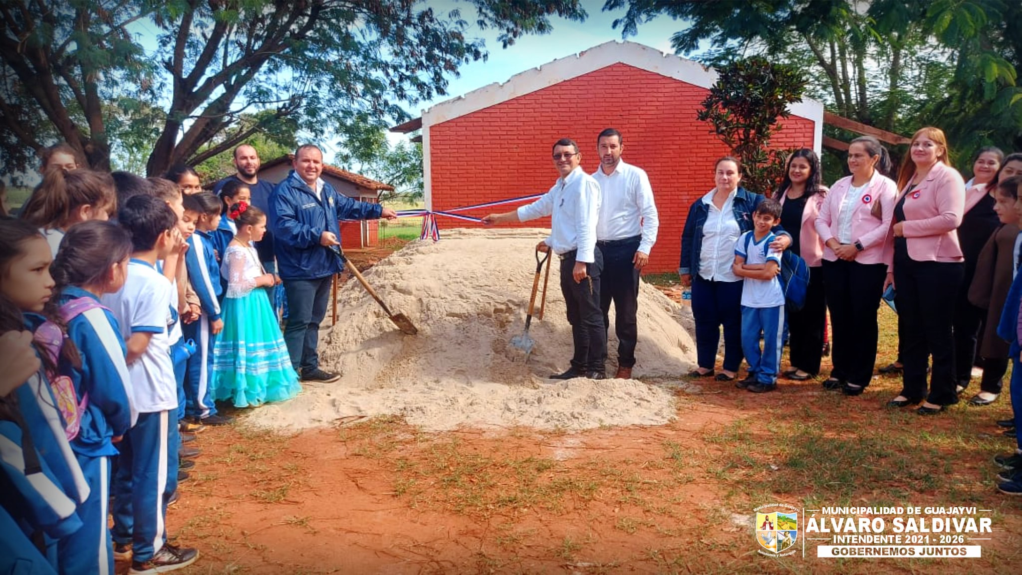 Palada inicial de una obra barrial en Guajayvi.